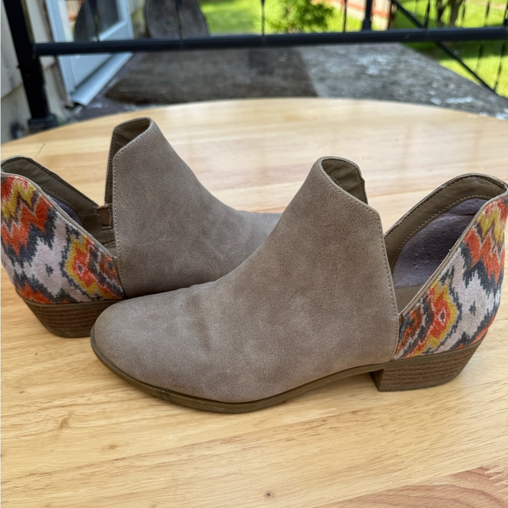 Stylish Tan Ankle Boots with Patterned Heel